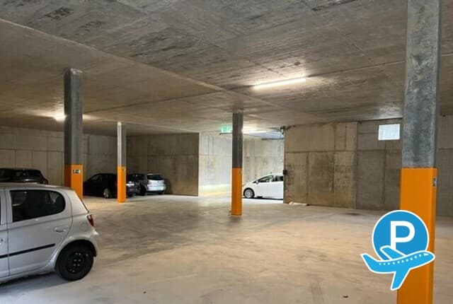 Parken- Fliegen Zürich - Hochfelden, Bülacherstrasse 8 6